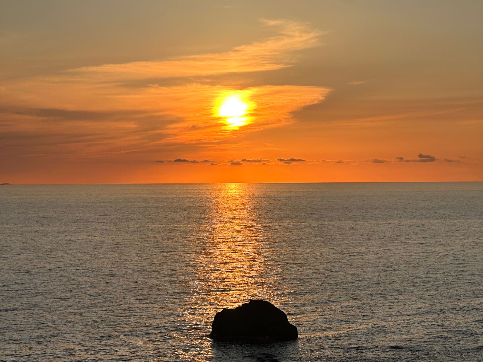 Tramonto sul mare visto dalla spiaggia