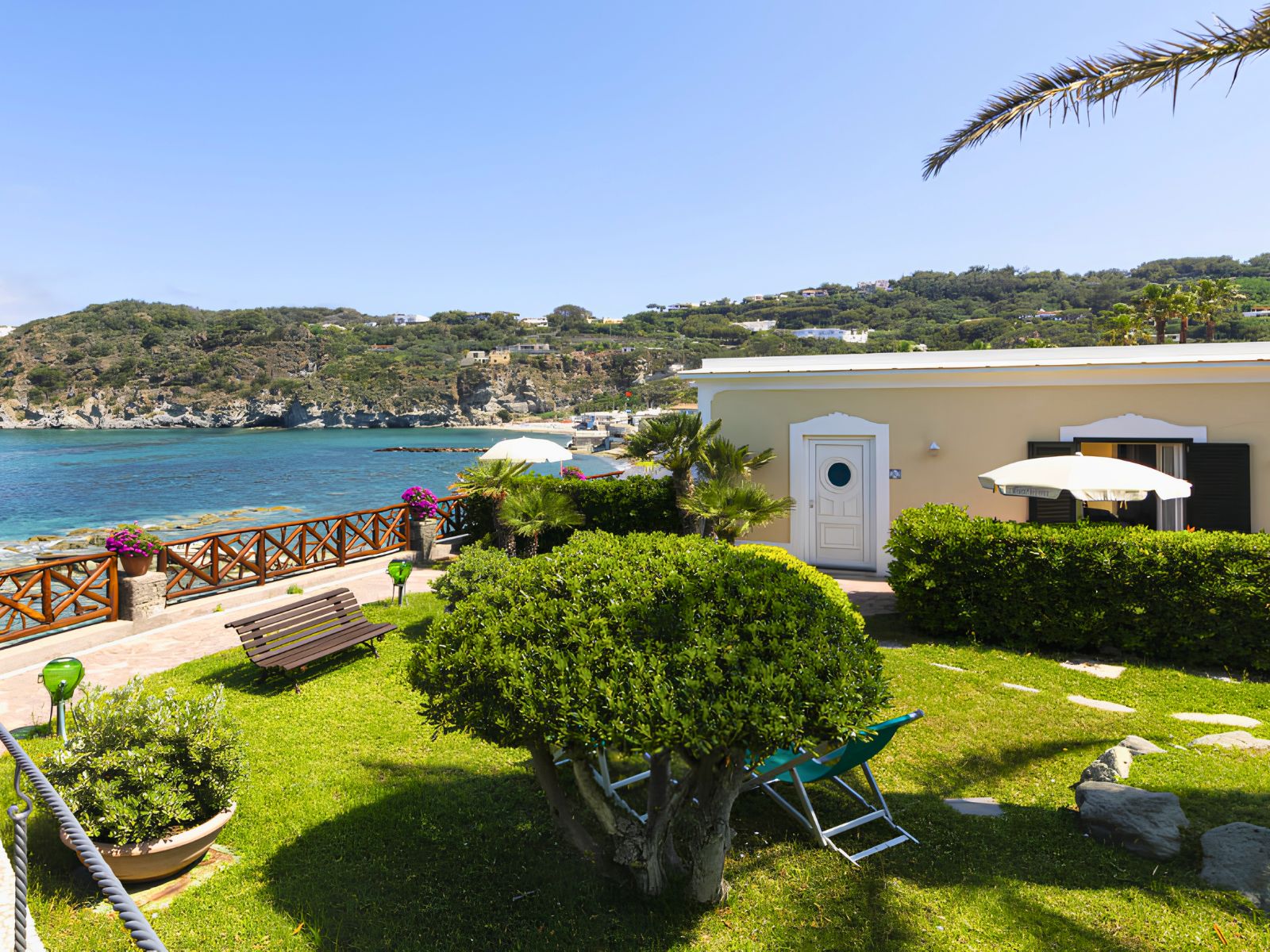 Vista aerea del giardino e della costa