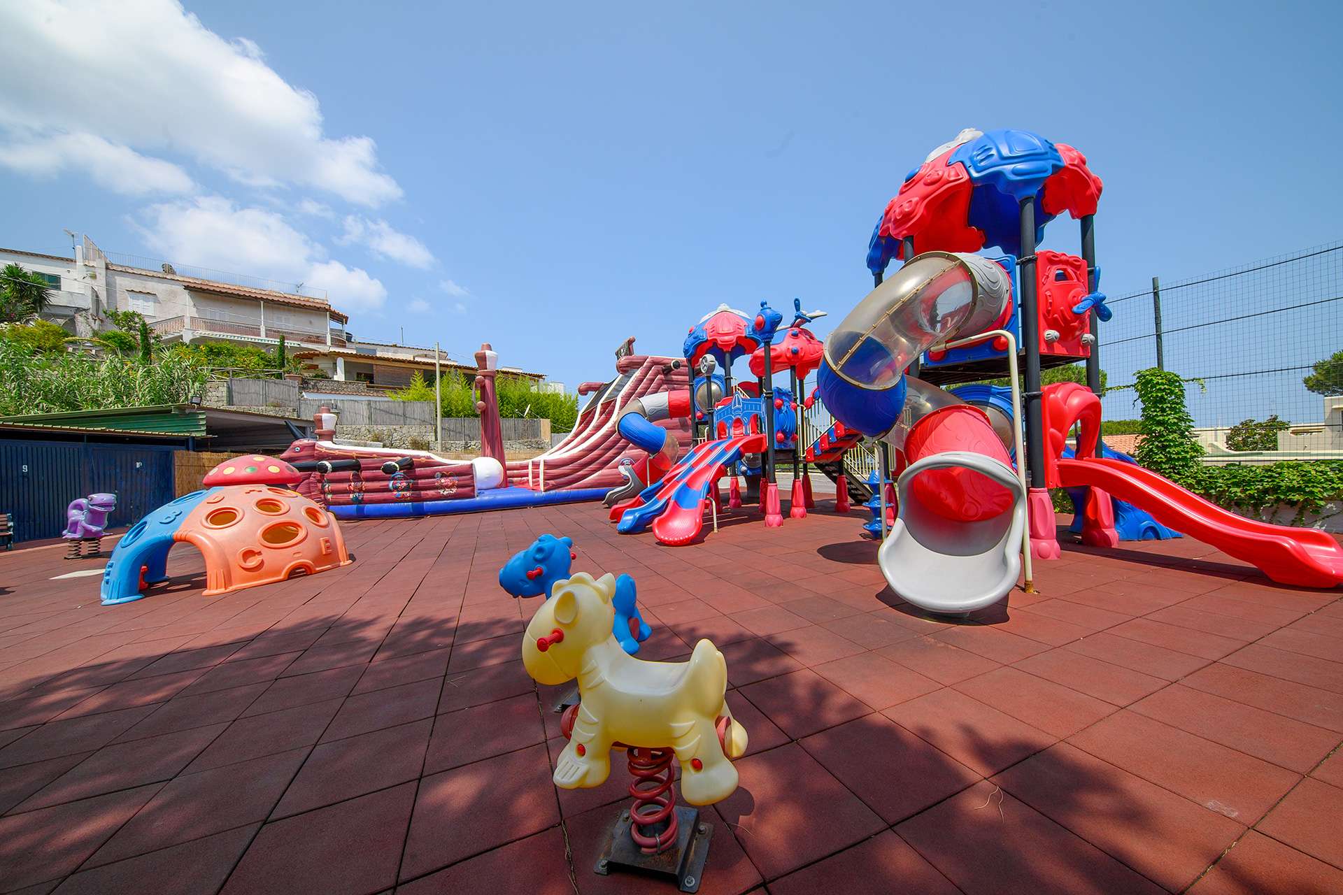 Area giochi Mikyland per bambini con scivoli, castello gonfiabile a forma di nave pirata e giochi a molla