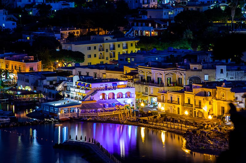 Vista notturna dell'hotel sul lungomare di Lacco Ameno