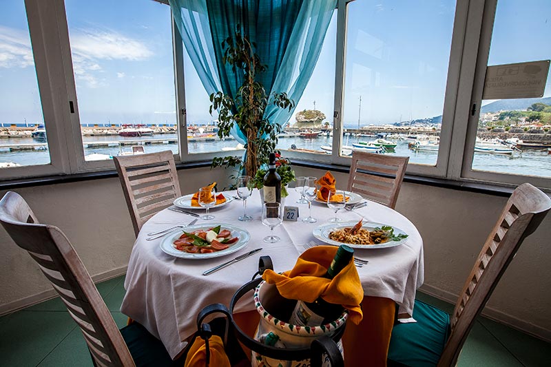 Tavolo apparecchiato con vista sul mare