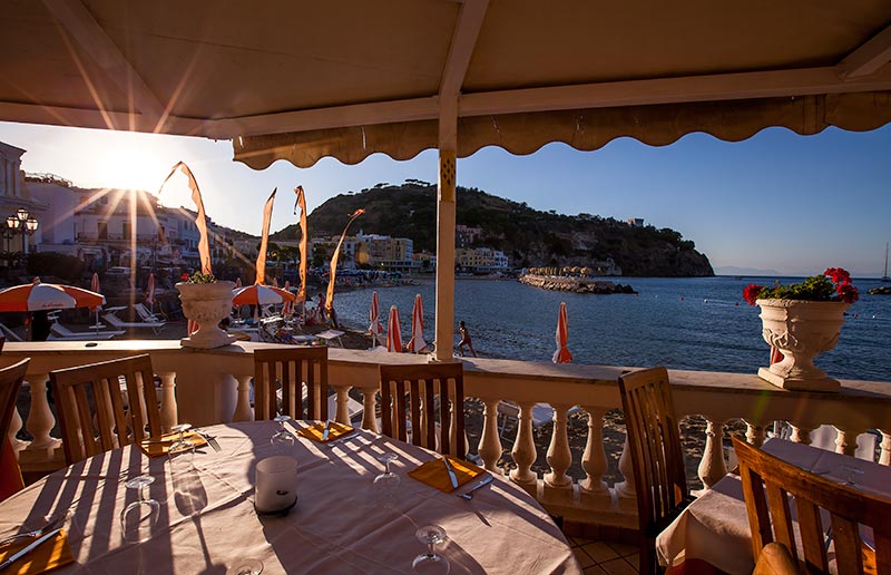 Terrazza del ristorante con vista sul mare