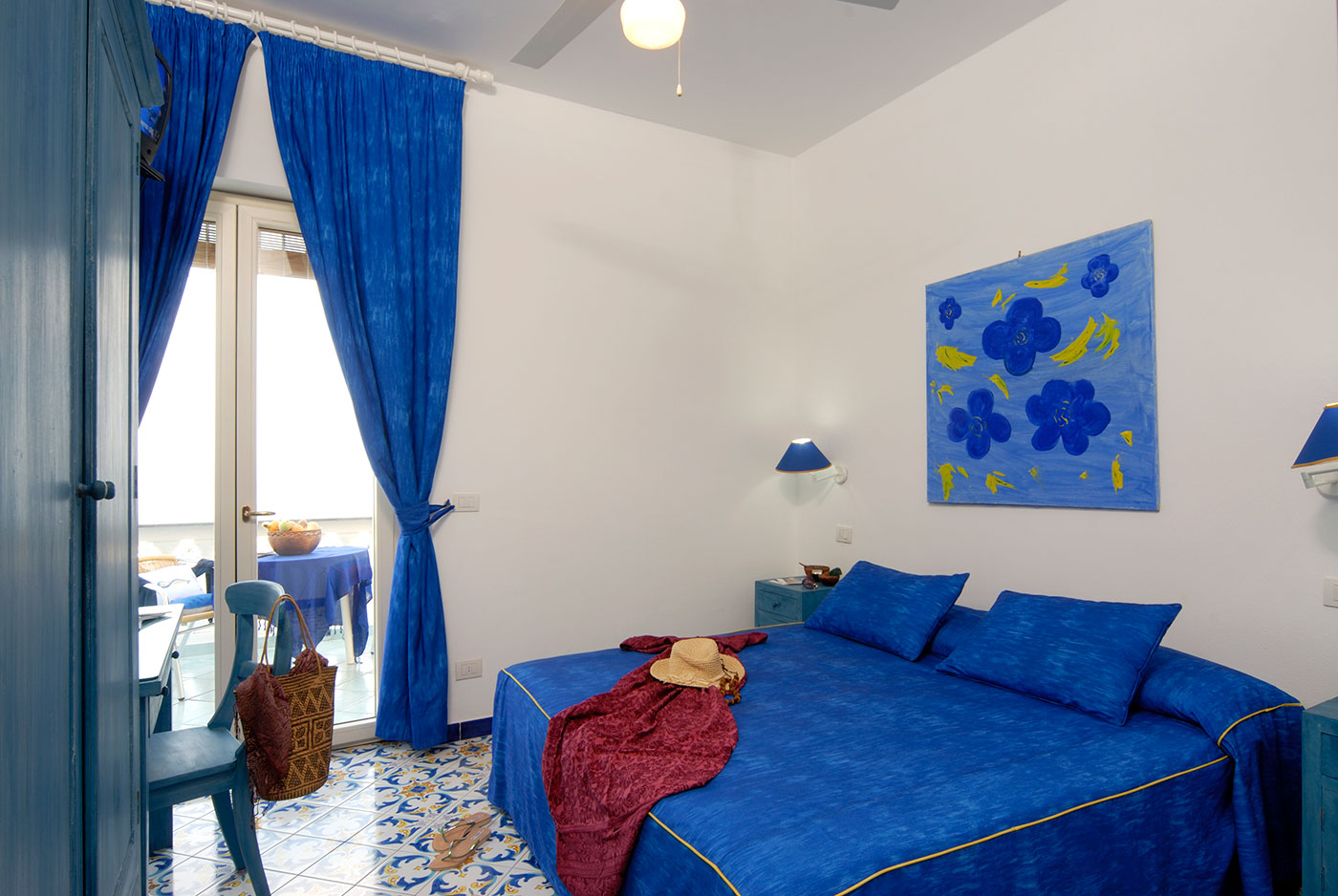 Camera con arredi blu e finestra