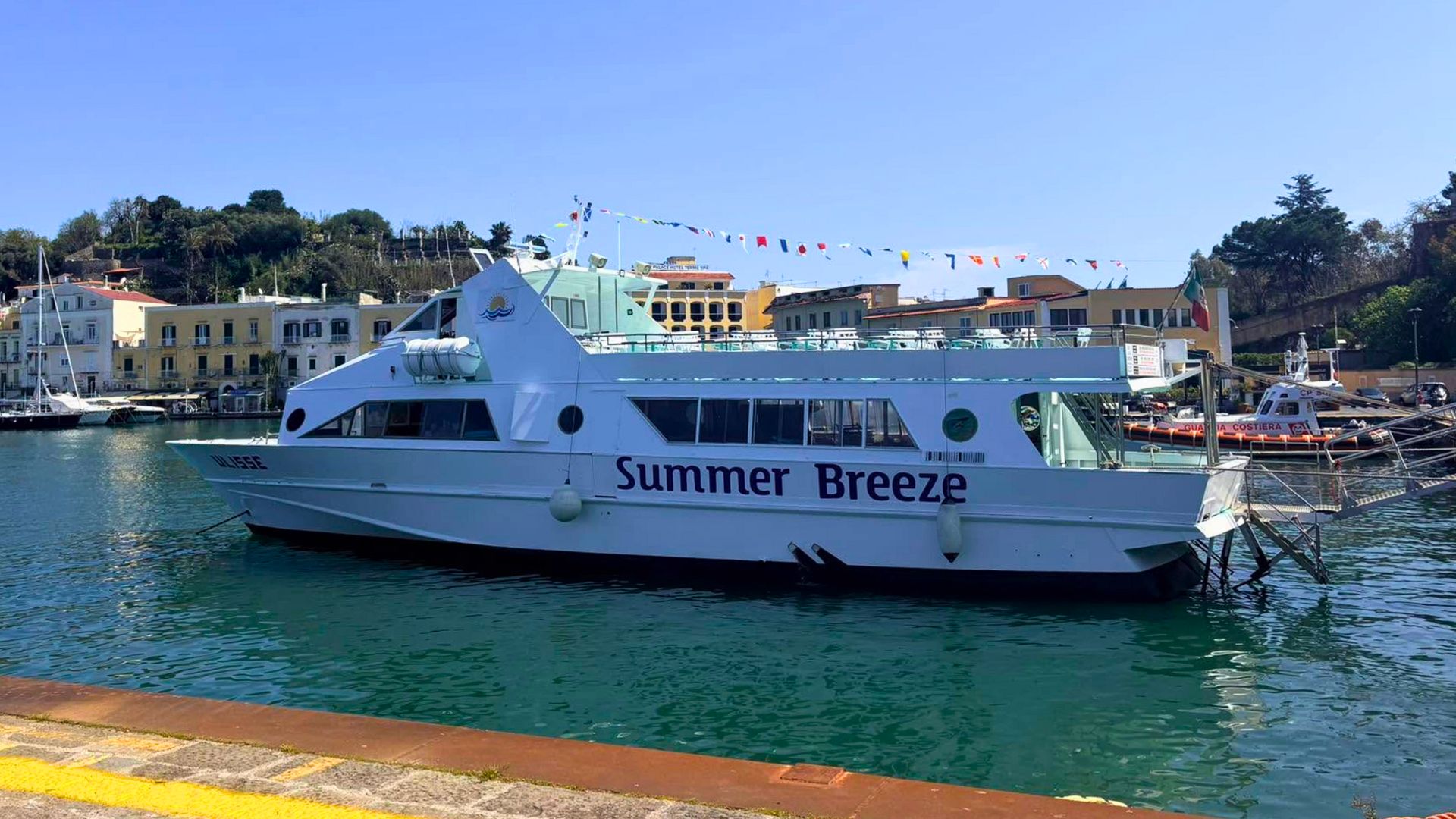 Giro dell'isola in barca — escursione a Ischia