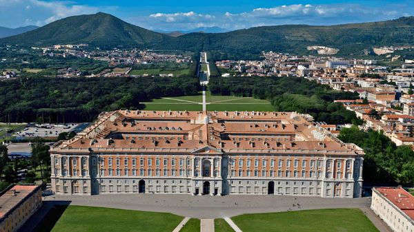 Reggia di Caserta — escursione a Ischia
